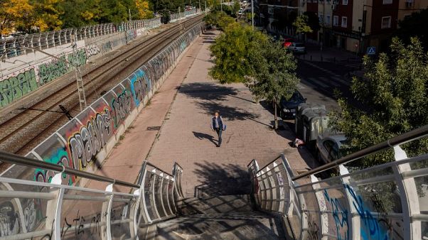 A Vallecas, quartiere periferico di Madrid, praticamente c'è una sola persona in giro. A Vallecas, quartiere periferico di Madrid, praticamente c'è una sola persona in giro.