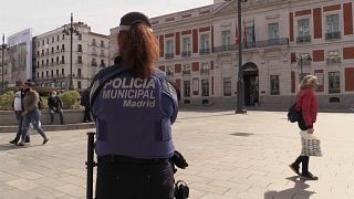 Una policía comprueba que se cumplen las medidas de confinamiento parcial en Madrid