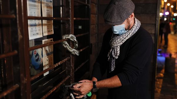 Kneipenbesitzer schließt sein Geschäft Kneipenbesitzer schließt sein Geschäft