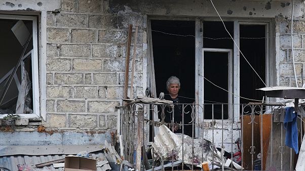 امرأة في منطقة سكنية بعد القصف المدفعي، أذربيجان. امرأة في منطقة سكنية بعد القصف المدفعي، أذربيجان.