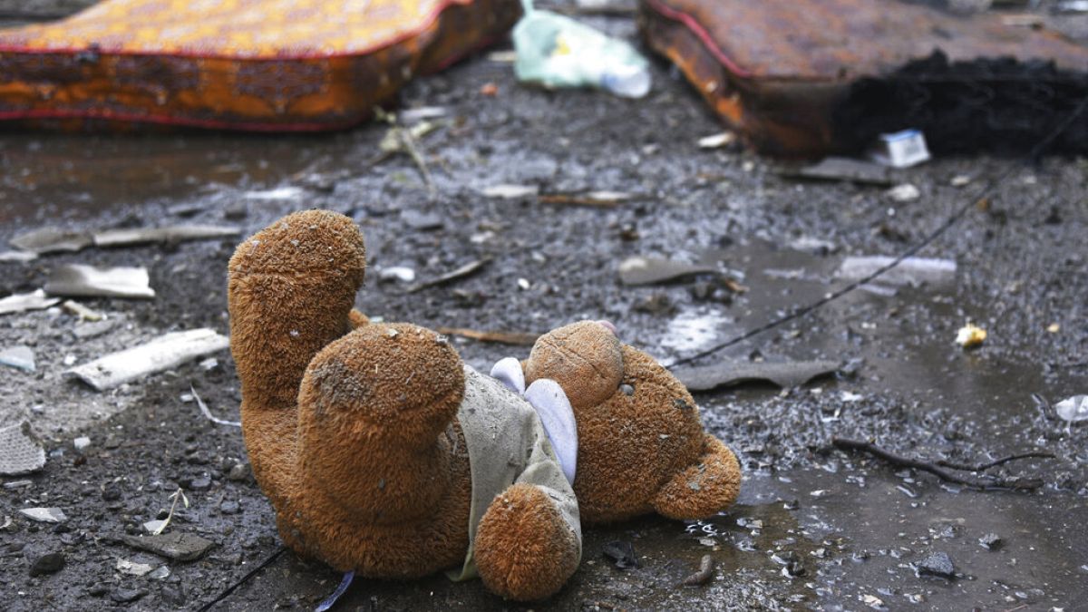 Un ours en peluche gisant sur le sol dans un quartier résidentiel bombardé de Stepanakert, Haut-Karabakh, 4/10/2020 