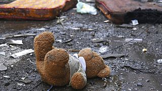 Un ours en peluche gisant sur le sol dans un quartier résidentiel bombardé de Stepanakert, Haut-Karabakh, 4/10/2020