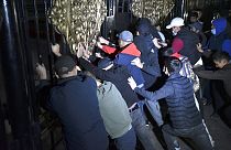 Manifestantes invadiram o parlamento do Quirguistão