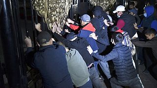 Des manifestants forçant les portes du siège du gouvernement à Bichkek, 5 octobre 2020