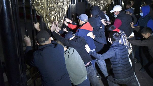 Des manifestants forçant les portes du siège du gouvernement à Bichkek, 5 octobre 2020 Des manifestants forçant les portes du siège du gouvernement à Bichkek, 5 octobre 2020