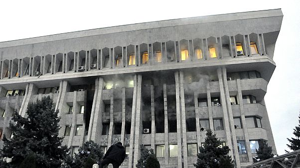 Kırgızistan'da milletvekili seçim sonuçlarını protesto eden göstericilerin işgal ettikleri Cumhurbaşkanlığı Sarayı'nda çıkan yangın kontrol altına alındı. Kırgızistan'da milletvekili seçim sonuçlarını protesto eden göstericilerin işgal ettikleri Cumhurbaşkanlığı Sarayı'nda çıkan yangın kontrol altına alındı.