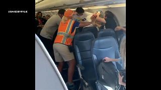 شركات الطيران تفرض على الركاب لبس أقنعة الوجه خلال رحلاتها بسبب فيروس كورونا