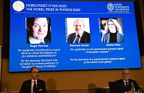 Le nom des trois lauréats du prix Nobel de physique 2020 après avoir leur révélation par l'Académie royale des sciences de Suède, à Stockholm le 6 octobre 2020