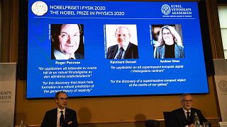 Le nom des trois lauréats du prix Nobel de physique 2020 après avoir leur révélation par l'Académie royale des sciences de Suède, à Stockholm le 6 octobre 2020