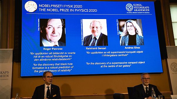 Le nom des trois lauréats du prix Nobel de physique 2020 après avoir leur révélation par l'Académie royale des sciences de Suède, à Stockholm le 6 octobre 2020 Le nom des trois lauréats du prix Nobel de physique 2020 après avoir leur révélation par l'Académie royale des sciences de Suède, à Stockholm le 6 octobre 2020