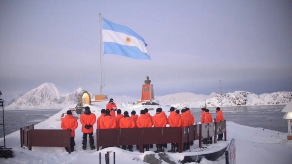 Argentinisches Antarktispersonal bei einer Zeremonie. 