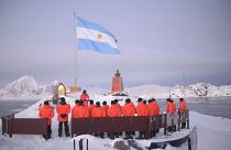 Argentinisches Antarktispersonal bei einer Zeremonie.