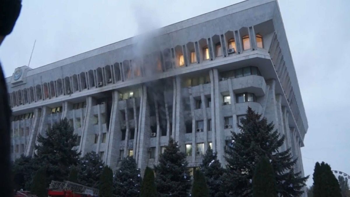 Edificio en llamas en Kirguistán