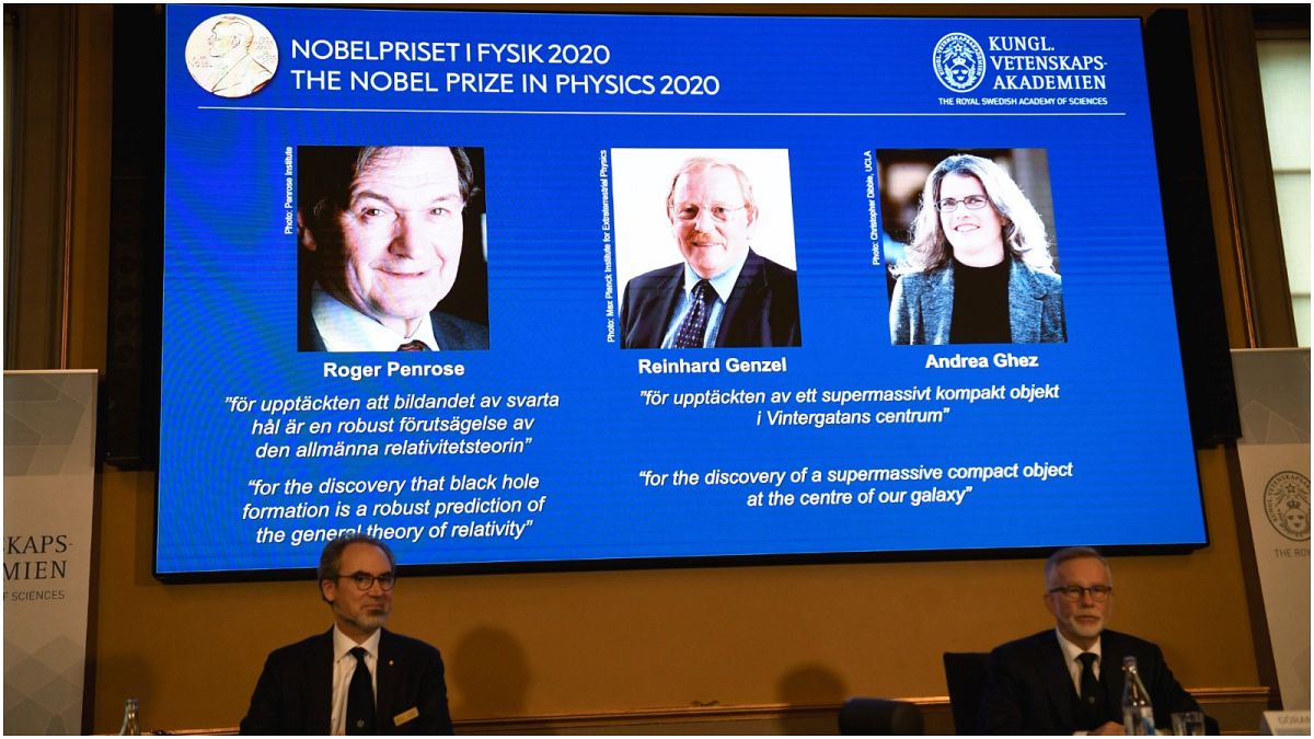 أعضاء الأكاديمية الملكية السويدية للعلوم خلال الإعلان عن الفائزين بجائزة نوبل في الفيزياء لعام 2020