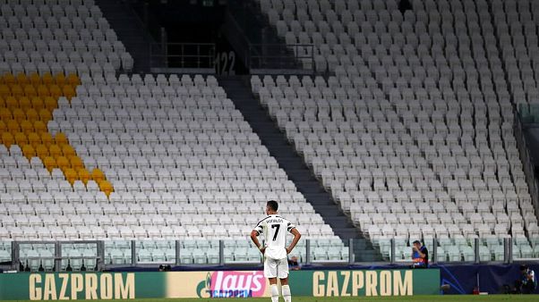 Cristiano Ronaldo sur le terrain pendant le huitième de finale retour de la Ligue des champions perdu par la Juventus contre Lyon au stade Allianz de Turin, vide, en août 2020 Cristiano Ronaldo sur le terrain pendant le huitième de finale retour de la Ligue des champions perdu par la Juventus contre Lyon au stade Allianz de Turin, vide, en août 2020