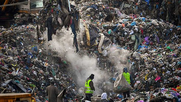 La discarica di Pata-Rat vicino a Cluj-Napoca, in Romania. I cumuli di rifiuti qui sono alti quanto dei palazzi di cinque piani La discarica di Pata-Rat vicino a Cluj-Napoca, in Romania. I cumuli di rifiuti qui sono alti quanto dei palazzi di cinque piani