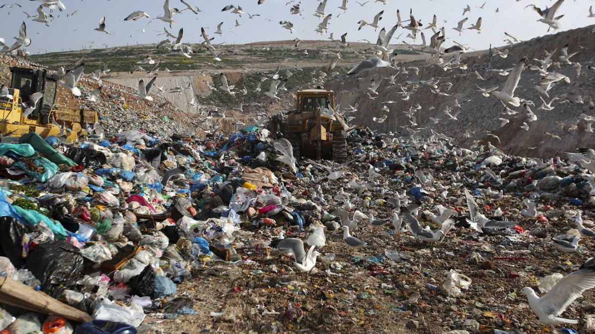 Una foto del 2018 della discarica di Fyli, nei pressi di Atene. La Grecia è uno dei paesi europei che ha il minor tasso di riciclo della plastica