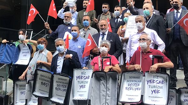 Pandemi nedeniyle ekonomik sıkıntılar yaşayan seyahat acentalarından boş bavul eylemi Pandemi nedeniyle ekonomik sıkıntılar yaşayan seyahat acentalarından boş bavul eylemi