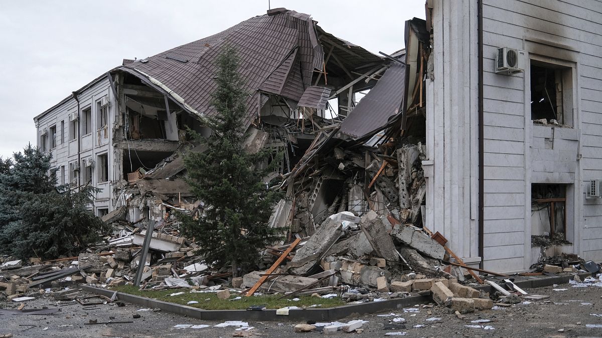 یک ساختمان مسکونی تخریب شده در استپانکرت در جریان جنگ میان آذربایجان و ارمنستان