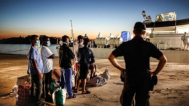 Lampedusa, luglio 2020. Un gruppo di migranti si preparata a lasciare l’isola di Lampedusa a bordo della nave Peluso Lampedusa, luglio 2020. Un gruppo di migranti si preparata a lasciare l’isola di Lampedusa a bordo della nave Peluso