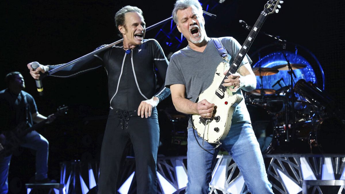 Le guitariste Eddie Van Halen et le chanteur David Lee Roth sur scène en 2015 à Wantagh, N.Y.