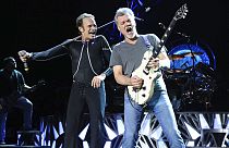 Le guitariste Eddie Van Halen et le chanteur David Lee Roth sur scène en 2015 à Wantagh, N.Y.
