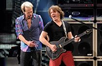 Eddie van Halen (rechts neben David Lee Roth) im Jahr 2012