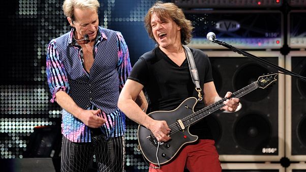 Eddie van Halen (rechts neben David Lee Roth) im Jahr 2012 Eddie van Halen (rechts neben David Lee Roth) im Jahr 2012