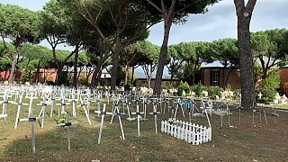 Fötengräber auf dem Flaminio-Friedhof in Rom
