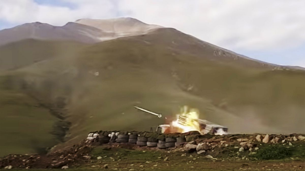 Azerbaycan Savunma Bakanlığı tarafından servis edilen fotoğrafta, Azeri birlikleri ateş ederken