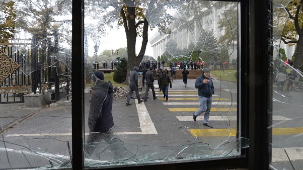 Протестующие перед Домом правительства в Бишкеке Протестующие перед Домом правительства в Бишкеке