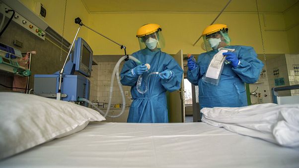 A lélegeztetőgépet ellenőrzik a COVID-19 fertőzött betegek gondozási osztályán a budapesti Korányi Intézetben. A lélegeztetőgépet ellenőrzik a COVID-19 fertőzött betegek gondozási osztályán a budapesti Korányi Intézetben.