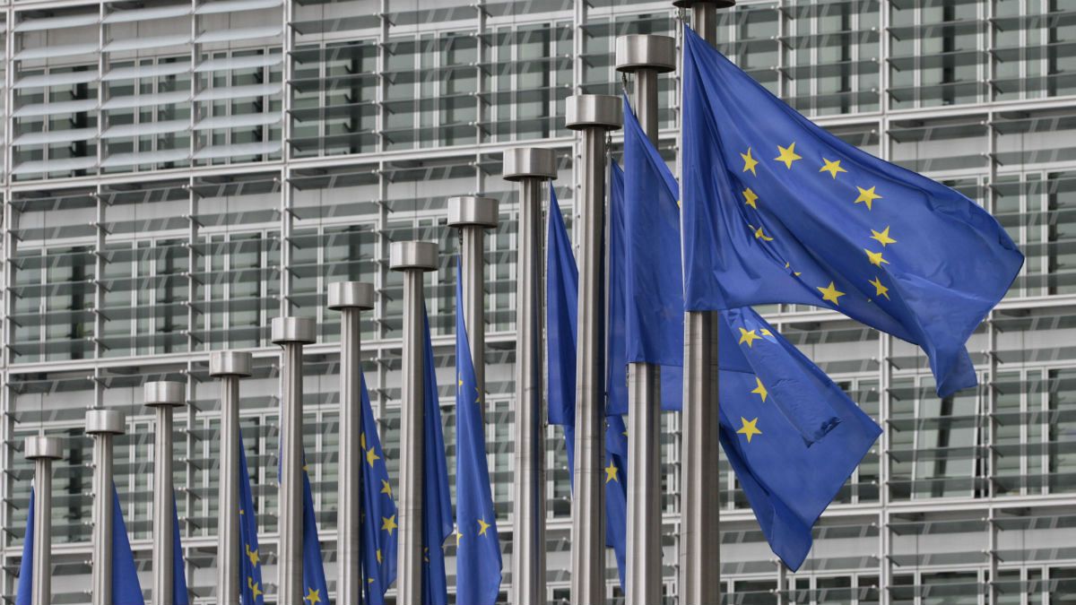 اهتزاز پرچم اتحادیه اروپا مقابل ساختمان کمیسیون اروپا در بروکسل