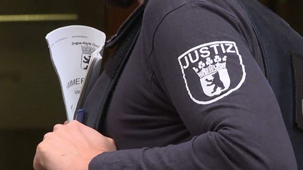 Justiz-Angestellter vor dem Gericht in Berlin-Moabit. Justiz-Angestellter vor dem Gericht in Berlin-Moabit.