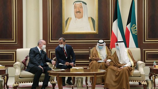إردوغان خلال تقديم تعازيه لأمير الكويت إردوغان خلال تقديم تعازيه لأمير الكويت