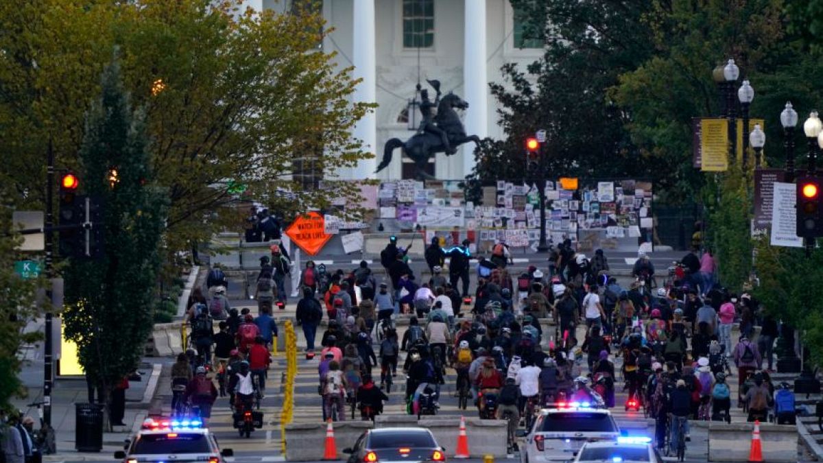 Una manifestazione di fronte alla Casa Bianca, il 3 ottobre 2020. 