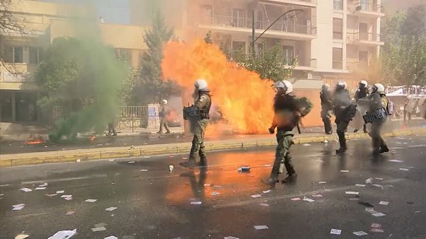 No Comment: Ausschreitungen in Athen bei Prozess gegen Nazi-Partei No Comment: Ausschreitungen in Athen bei Prozess gegen Nazi-Partei