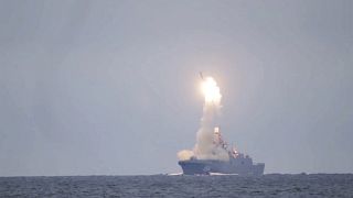 إطلاق صاروخ من السفينة الحربية الأدميرال غروشكوف