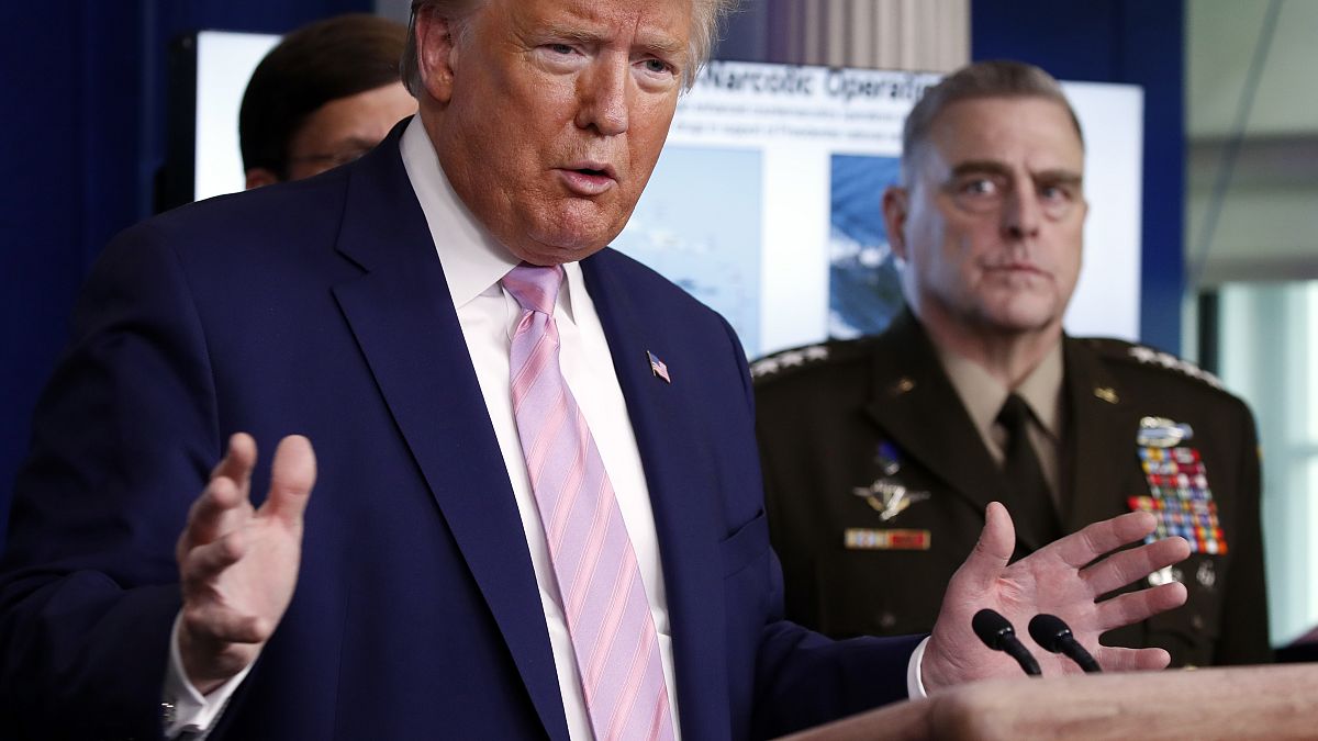 Donald Trump faisant le point sur la pandémie de Covid-19, avec le général Milley à ses côtés, le 1er avril 2020 à la Maison Blanche