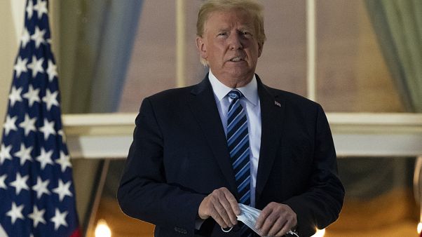 الرئيس الأمريكي دونالد ترامب على شرفة البيت الأبيض الرئيس الأمريكي دونالد ترامب على شرفة البيت الأبيض
