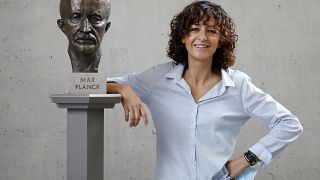 Emmanuelle Charpentier neben Büste von Max Planck