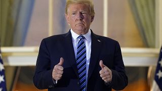 Donald Trump hace un gesto con sus pulgares tras regresar a la Casa Blanca el pasado lunes