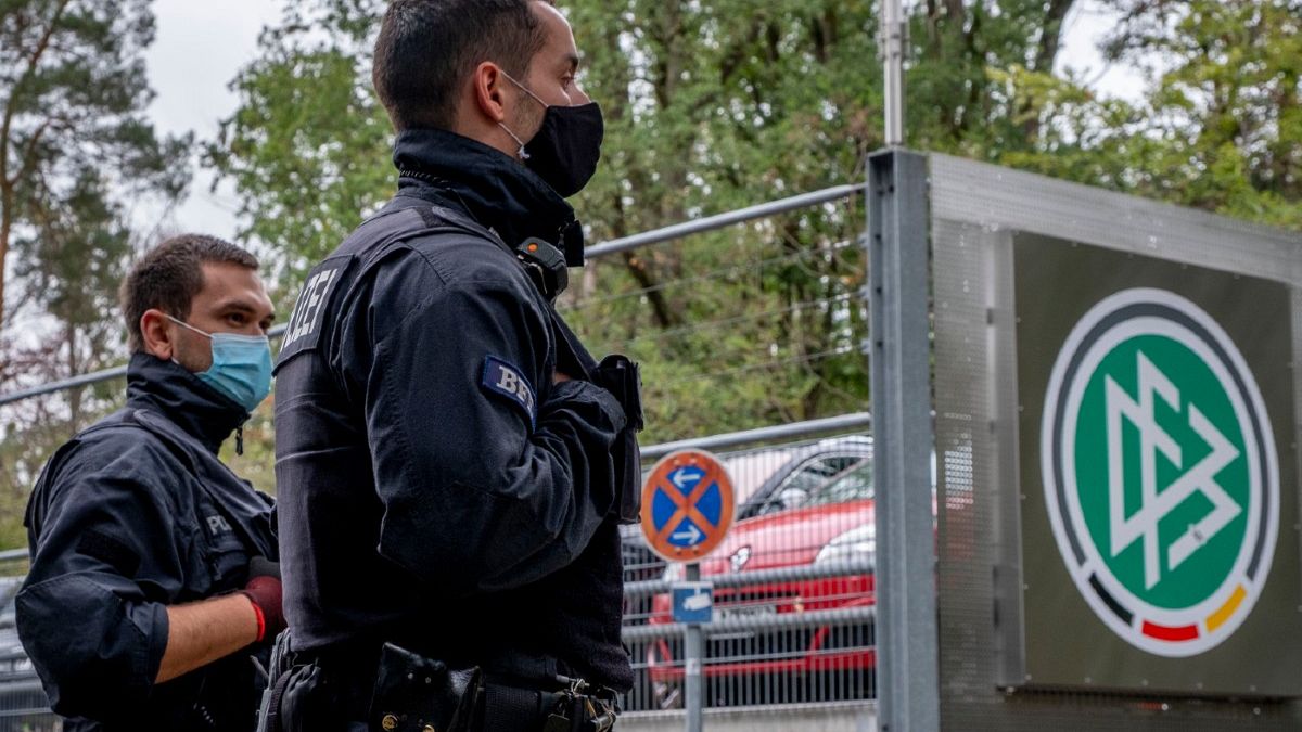 الشرطة الألمانية تفتش مقر الاتحاد الألماني لكرة القدم في فرانكفورت. 