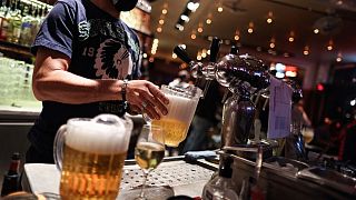 Sirven cervezas en un bar de Bruselas, antes del cierre ordenado por las autoridades