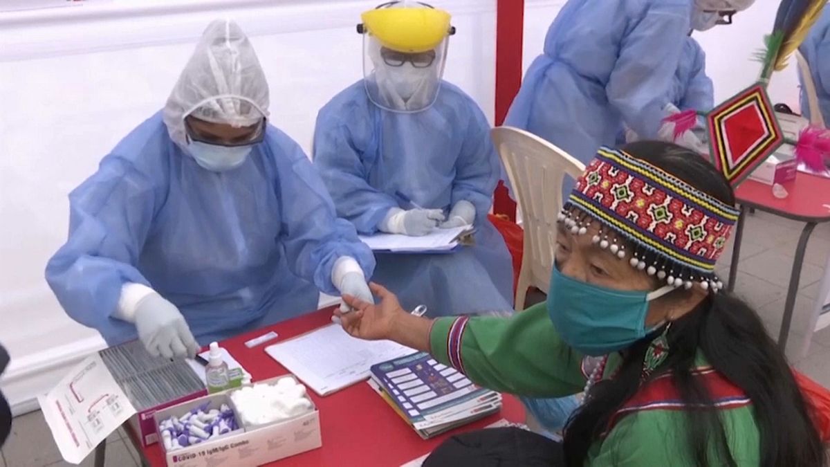 Responsables de salud realizan test rápidos en Lima, Perú