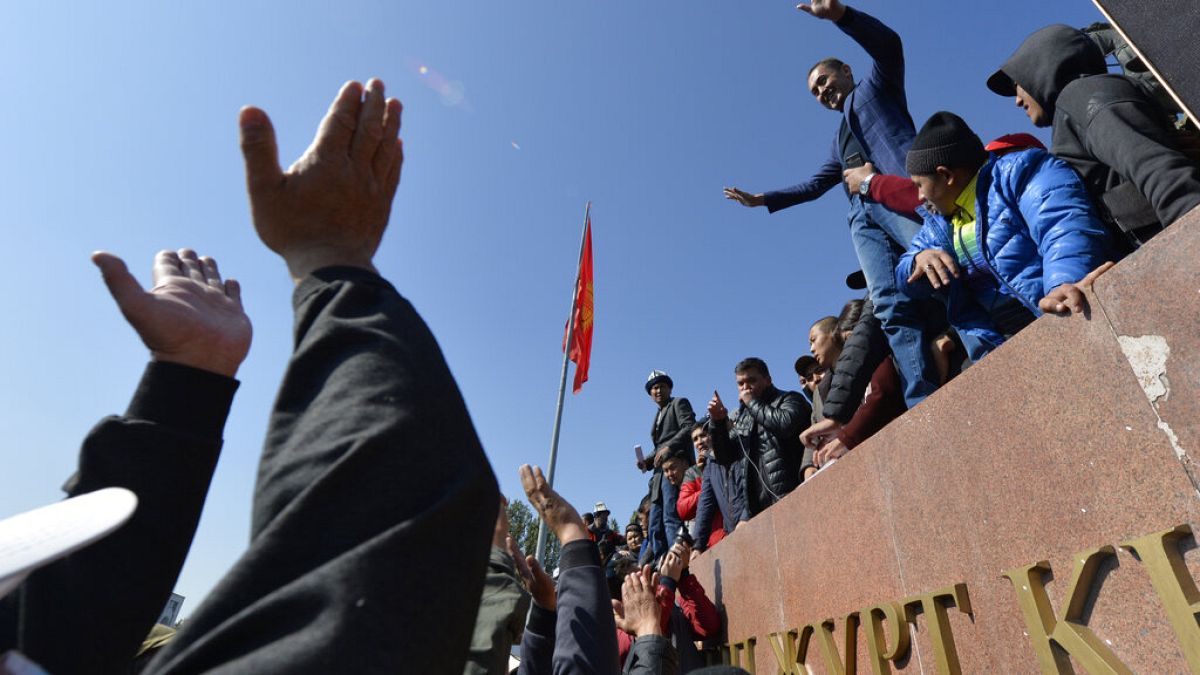Πολίτες του Κιργιστάν σε συγκέντρωση διαμαρτυρίας την Τετάρτη στην πρωτεύουσα Μπισκέκ