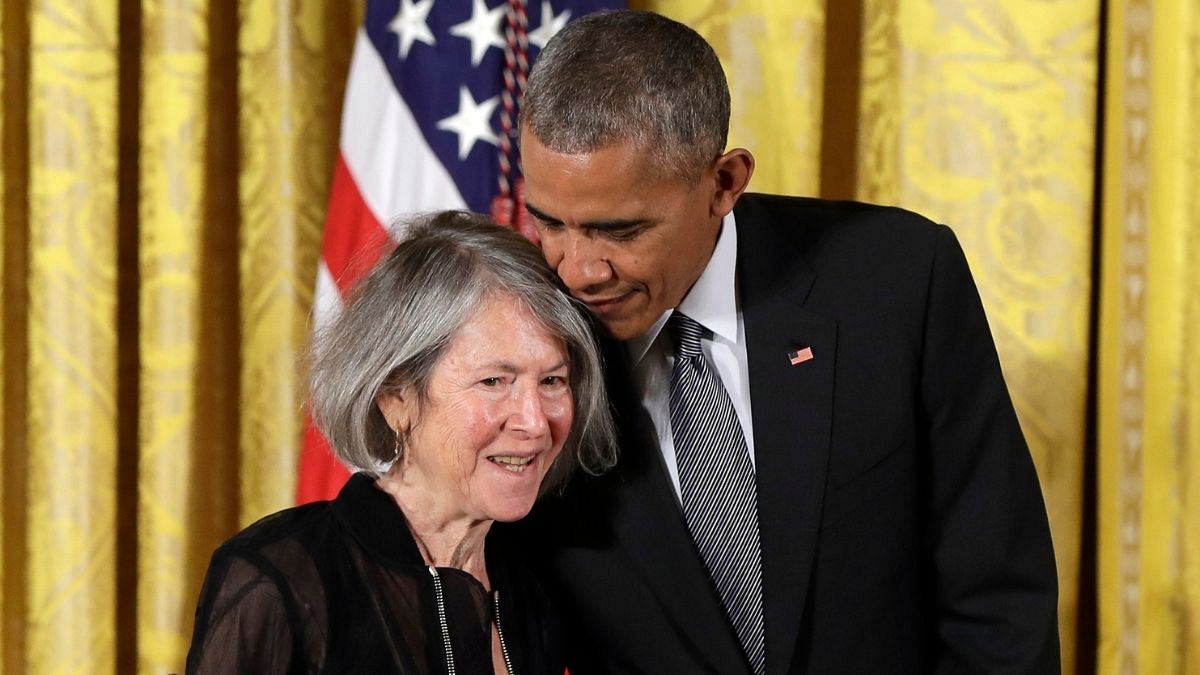 جایزهٔ نوبل ادبیات ۲۰۲۰ نصیب لوئیز گلوک، شاعر زن آمریکایی شد Euronews 