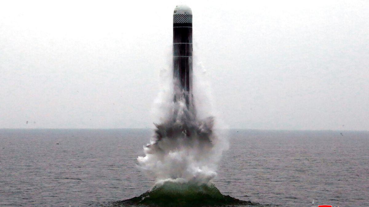 صاروخ يطلق من تحت الماء قبالة  مدينة وونسان الساحلية الشرقية لكوريا الشمالية