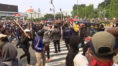 شاهد: اشتباكات بين الشرطة ومحتجين خلال مظاهرة مناهضة لقانون العمل الجديد في إندونيسيا