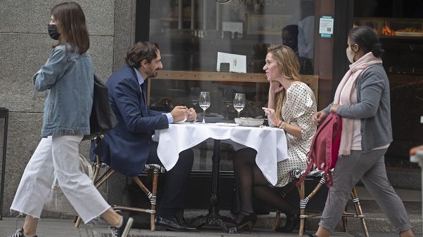 Las autoridades europeas piden a sus ciudadanos limitar sus salidas sociales y permanecer en casa como medida preventiva frente a la COVID-19. Las autoridades europeas piden a sus ciudadanos limitar sus salidas sociales y permanecer en casa como medida preventiva frente a la COVID-19.